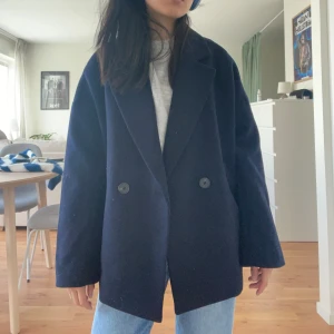 Kort kappa - Säljer en kort kappa i ull. Sparsamt använd, och slutsåld🌸