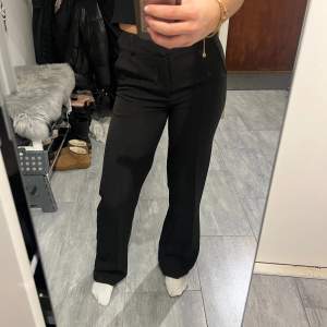 Säljer mina kostym byxkor, Stolek 32 SHORT från Madlady då dem inte kommer till användning💗 Ny pris 649kr