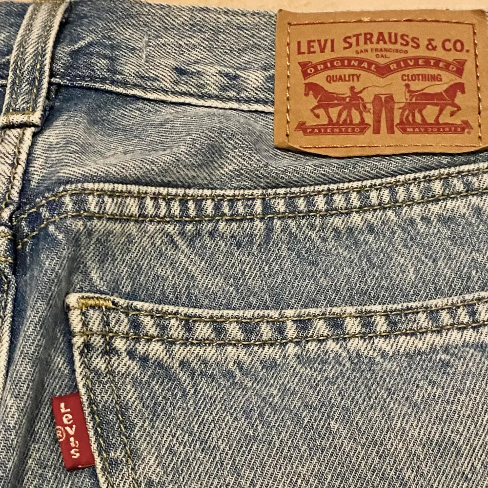 Super bra skick och super fina! Säljer för att jag de inte är min stil ** jeansen säger att de är storlek 24, men de passar mig (26/27) jättebra! 💖  Original pris: 899kr  (Lånad bild!!). Jeans & Byxor.