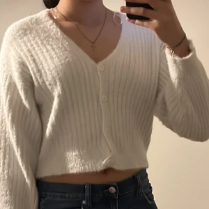 En vit tröja  - Denna tröjan är exteeemt skön och mysig. Jag köpte den i polen i en affär som inte finns i Sverige. Den är bra för sommaren på kvällarna