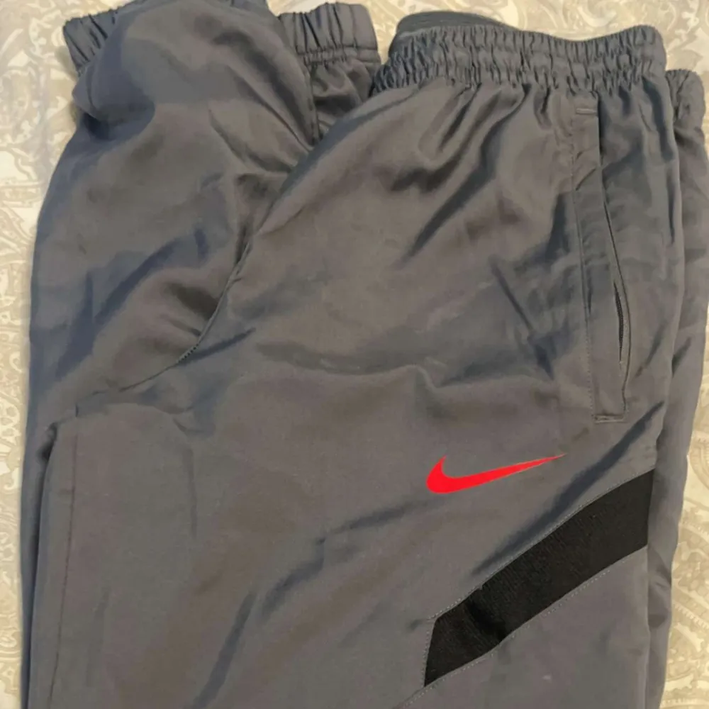 Nike psg byxor, gråa i bra skick. Storlek s. Jeans & Byxor.