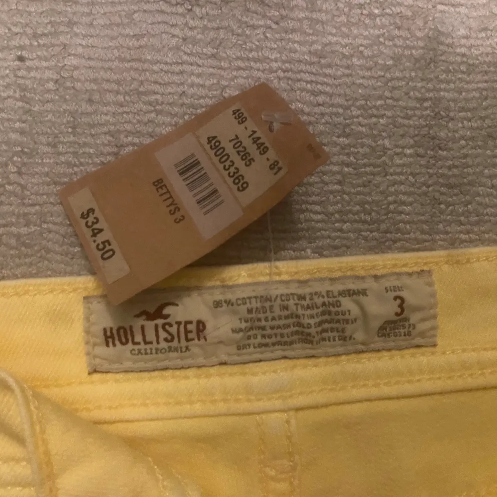 Jättesnygga gula lågmidjade shorts från hollister. Prislappen är kvar, aldrig använda. . Shorts.