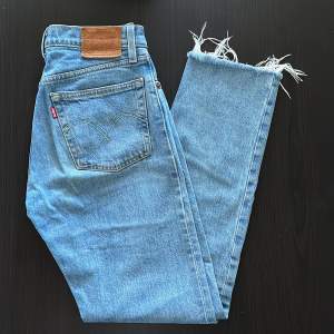 Perfekta raka mid-waist jeans från Levis som har legat i garderoben i ett par år då de inte passar längre. Slitningarna är inte egengjorda utan köptes så. Normal i storleken.