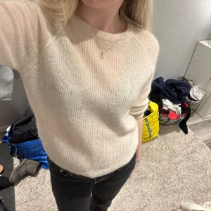 Stickad tröja - Fin stickad tröja från Filippa k i en ljusbeige/rosa färg den är använd men fortfarande i bra skick❣️ tröjan har korta armar