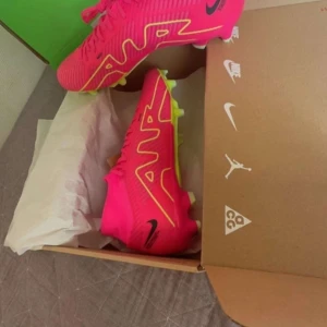 Fotbollsskor  - Fotbollsskor som är  2/3 gånger i jätte bra stick, de har st 44 men de är liten i storleken så om du har 42/43 skulle de passa jättebra, vill sälja dom eftersom jag har slutat fotboll, skorna skulle passa fint nu me sommaren, köpte dom för 1100kr