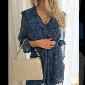 Klänning - Blå småmönstrad klänning i chiffon. Söt med volang och skärp, från Lindex stl S . Ord pris 399kr, mitt pris 149kr