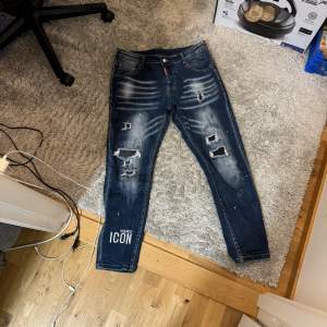 Dsquared2 jeans i storlek 48. 