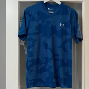 Under Armour träningströja blå stl S - Under Armour träningströja blå stl S i mycket fint skick. 