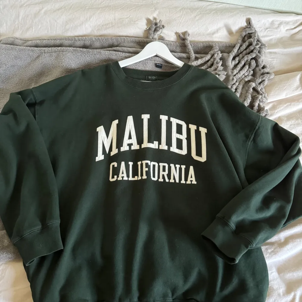 Malibu California tröja köpt från Pacsun i USA. Har bara använt 2-3 gånger. fin mörk grön färg och jätte bra kvalitet på tröjan nypris är 650kr. Meddela för mer foton eller frågor . Hoodies.