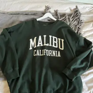 Malibu California tröja köpt från Pacsun i USA. Har bara använt 2-3 gånger. fin mörk grön färg och jätte bra kvalitet på tröjan nypris är 650kr. Meddela för mer foton eller frågor 