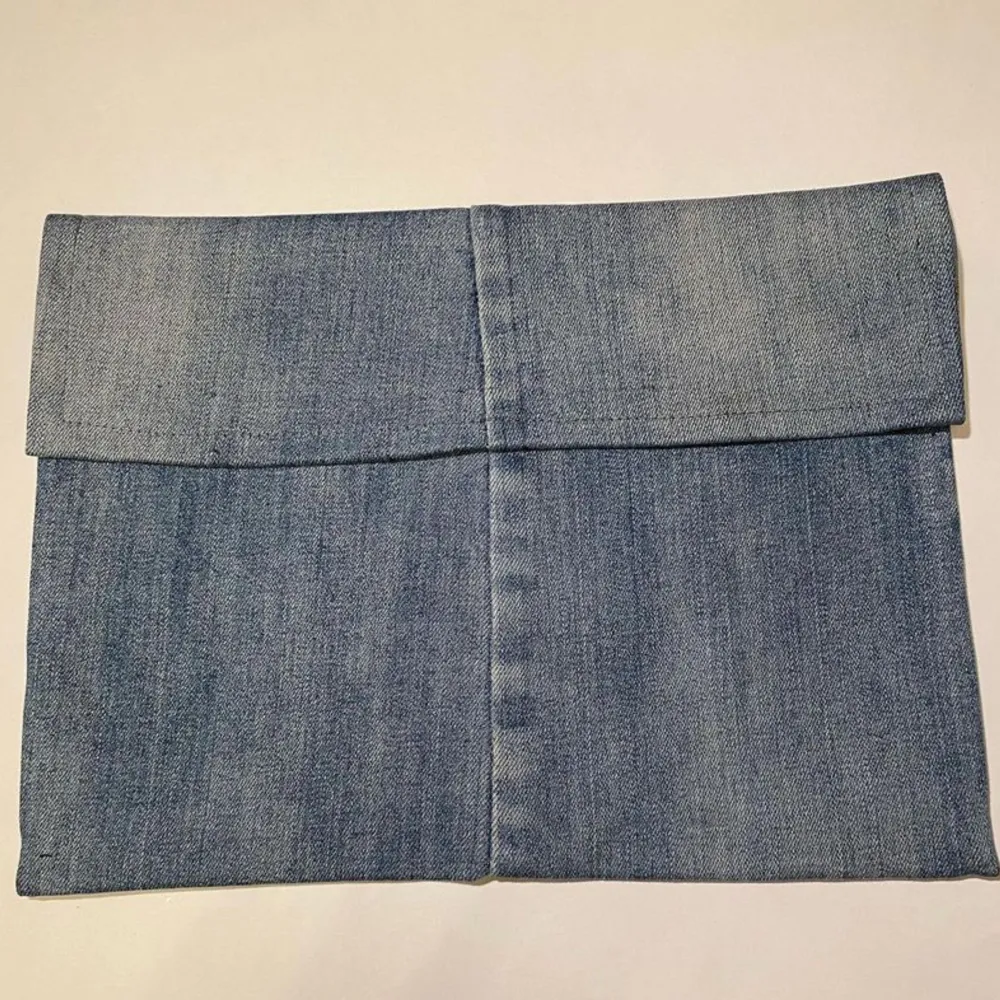Blått datorfodral gjort på återvunna jeans med nitar⭐️ Dator fodralet är anpassat till datorer som har storleken av ett A4 papper men det kan även användas som en handväska eller ett förvarings ställe✨ . Accessoarer.