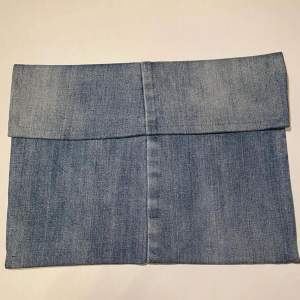 Blått datorfodral gjort på återvunna jeans med nitar⭐️ Dator fodralet är anpassat till datorer som har storleken av ett A4 papper men det kan även användas som en handväska eller ett förvarings ställe✨ 