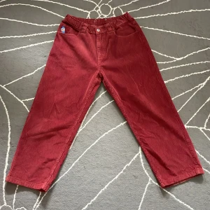 Polar skate co. 93 denim - Vinröda polar skate 93 manchesterbyxor. De är sydda i midjan med ett resorband. Men annars i gott skick. Storlek 32/30. Pris kan diskuteras.