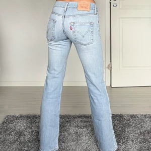 Levis - midjemått: 36cm rakt över, innerbenslängd: 75cm 💗 