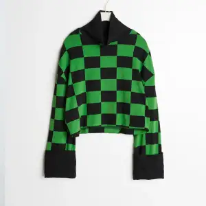 Säljer denna slutsålda grön randiga sweatshirt från Gina tricot 💚säljer eftersom den inte har kommit till användning 🖤