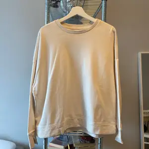 Sweatshirt från Vero Moda i storlek M med en söt text 