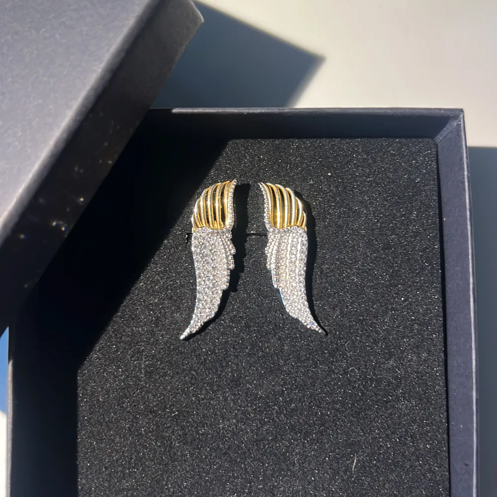 Zadig & Voltaire ”embellished wing earrings” i nyskick, säljer då dem inte kommer till någon användning. Inga defekter och lådan medför. Nypris för dem är 1095 kr på Farfetch. Köp gärna via ”köp nu” funktionen 😊. Accessoarer.