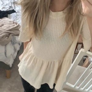 Blus - Säljer denna sjukt fina sommar blusen! Den säljs pågrund av att den är lite förstor på mig men tycker den är så fin har aldrig kommit till användning!💕💕