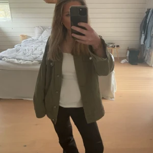 Jacka - grön superfin jeansjacka perfekt nu till våren/sommaren, storleken är okänd men skulle säga att den passar xs/s 