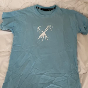 Off white t shirt - Jag säljer denna baby blå t shirt där den inte får så mycket användning. Köpt från off whites sida och den är äkta. För mer frågor kan du kontakta mig☺️