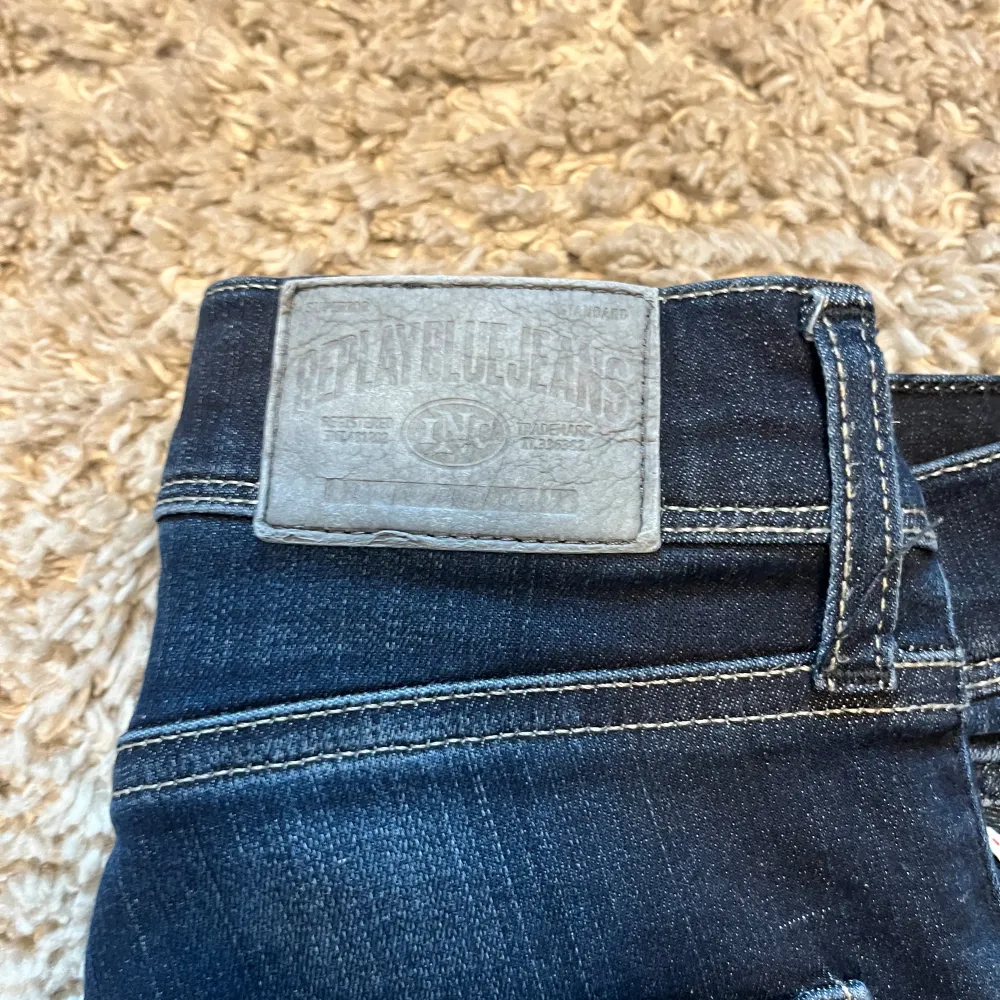 Säljer nu mina replay jeans. De har ett väldigt bra skick och har inte används någon gång. Modellen är hyperflex.. Jeans & Byxor.
