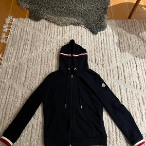 Moncler hoodie  - Hej! Säljer nu min hoodie då den inte används. Storlek L, använd fåtal gånger!  Hör av er om ni har några frågor:)