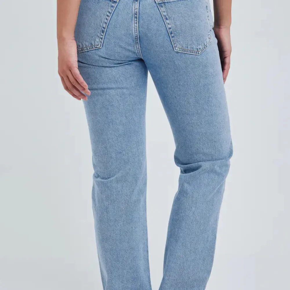 Säljer dessa fina jeans från bikbok❣️. Jeans & Byxor.