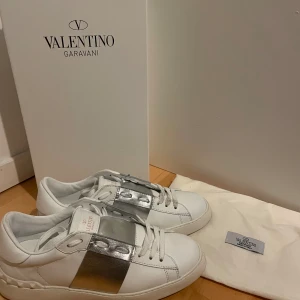 Valentino open - Säljer mina Valentinos då dem var för små, andvända sparsamt och är  i nyskick Hör av er vid funderingar