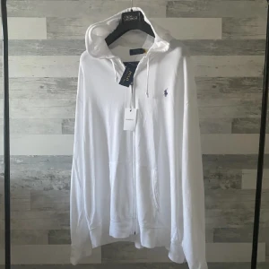 Polo ralph lauren  - Säljer nu min helt oanvända zip-hoodie pga för stor. Helt ny från farfech (kvitto finns) Skick: 10/10