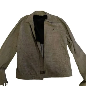 Overshirt, solglasögon och armband - Byte 