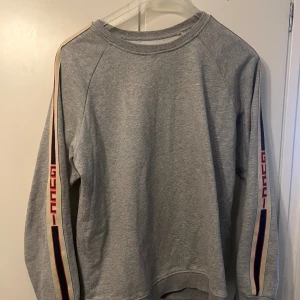 Grå tröja  - I perfekt skicka kommer inte till användning.