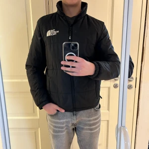 The north face jacka - Säljer nu denna the north face jacka i väldigt bra skick (8/10) då den inte används längre. Den är köpt på zalando förra vintern för 1699kr och säljer den nu för 459kr då den är i så bra skick. Skriv privat för frågor, priset är ej hugget i Sten