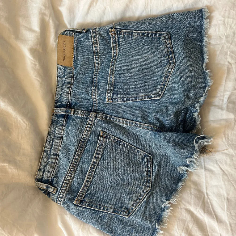 Snygga blå jeansshorts med slitningar där nere. Köpt på Gina Young i strl 152 men passar som en xs-s. Shorts.