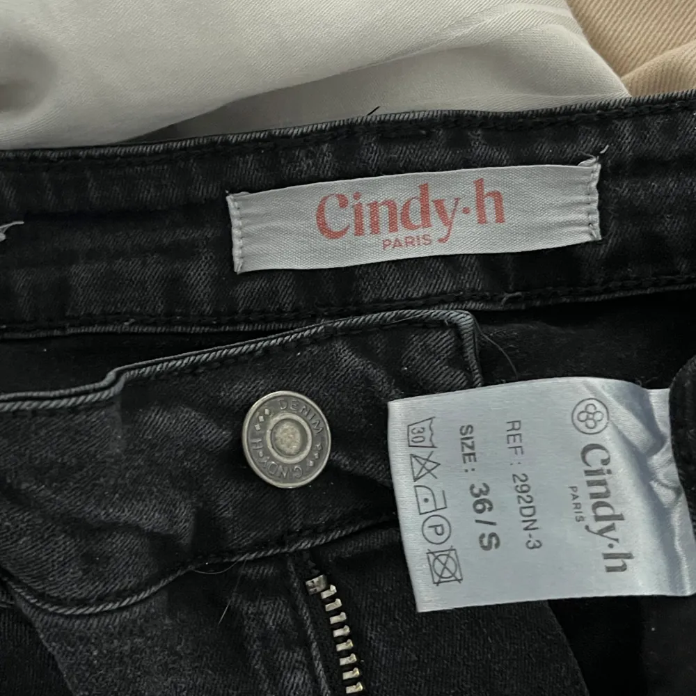 Svarta bootcut jeans från Cindy H, jättesköna och sitter bra! Storlek S . Jeans & Byxor.