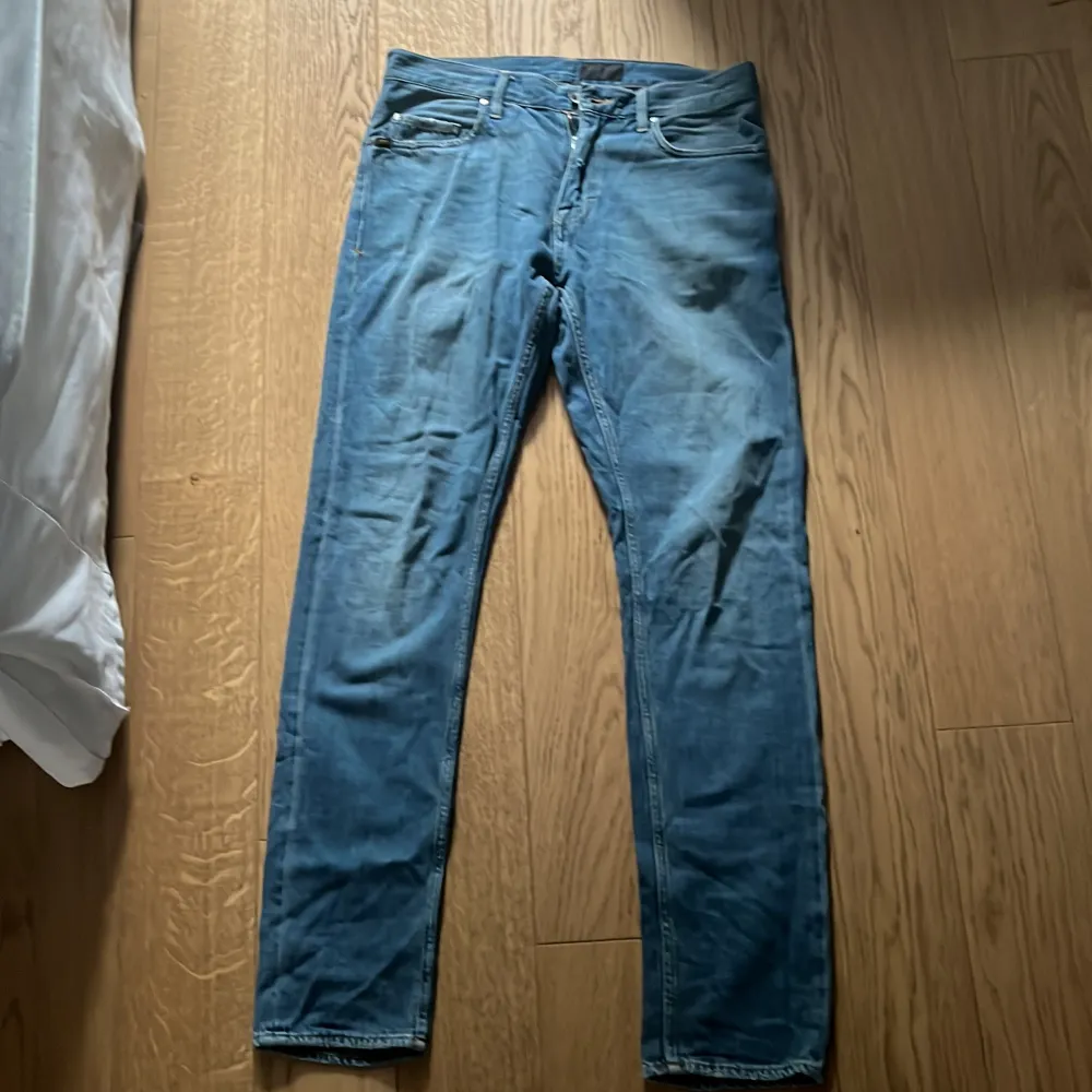 Säljer dess snygga slim jeans från Tiger of Sweden. Modellen heter Pistolero och det är storlek 31/34. 10/10 skick. Nypris är 1800kr men säker för 325kr. Pris kan diskuteras vid snabb affär . Jeans & Byxor.