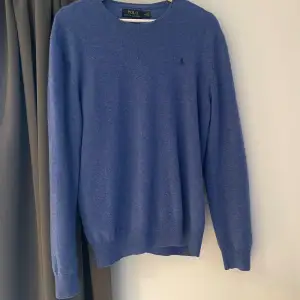En blå ralph lauren kaschmir sweatshirt som är i nästan nyskick.