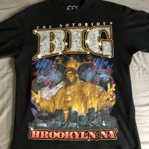 Säljer min The Notorious B.I.G. T shirt på grund av att den inte kommer till någon användning längre, använd ett par få tal gånger och är i bra skick.