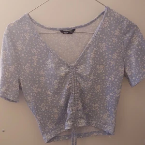 Topp - Jättegullig topp med blommorn på! Det finns två snören som man kan justera längden med🥰perfekt inför sommaren och super söt.💗🤭