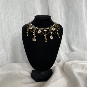 Handgjort halsband  - Fler vår inspirerade halsband med blommor kommer att släppas snart<3  • Detta halsband har en förlängningskedja. Vid fler frågor är det bara att skriva till mig:) • Mått: 34cm-38cm  Kan förlänga vid behov 