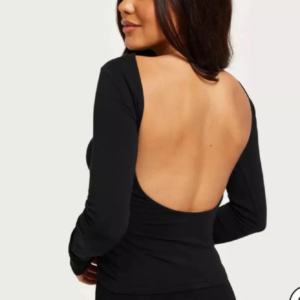 Säljer denna svarta tröja med öppen rygg eftersom den inte kommer till användning längre och den är i storlek s. Toppar.