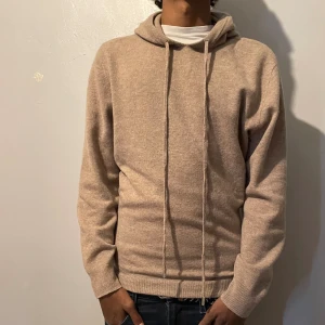 100% Kashmir Hoodie  - Beige 100% Kashmir Hoodie i storlek m 10/10 skick inte nopprig alls och inga deflekter, rimliga byten går bra bara fråga om ni har några frågor pris kan diskuteras vid snabb affär   Mvh jbresell