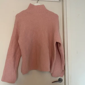 Stickad tröja  - Rosa stickad tröja! Så gullig och bra kvalitet ! Storlek s! Har slits i armarna! Endast använd en gång ! Nypris är runt 400-500!!🥰🥰🥰