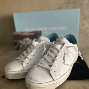 Philippe model - Hej! Säljer nu dessa tvär feta Philippe model skorna för ett bra pris. Allt og medföljer, skick 9,5/10. Pris kan diskuteras, mvh LM