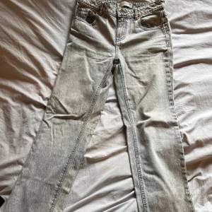 Raka lågmidjade as snygga jeans som är köpta från zalando med märket stradivarius. Kommer inte till användning och är väldigt sparsamt använda🩷