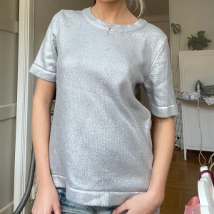 Stickad topp - Så söt silvrig stickad topp❤️