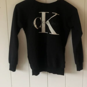 CALVIN KLEIN 💕 - Tröja från Calvin Klein jeans Svart med text  Fint skick  Strl S Nypris ungefär 888 kr
