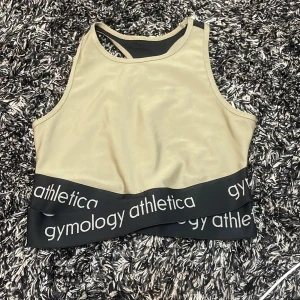 Gym top - Fina öppningar vid midjan