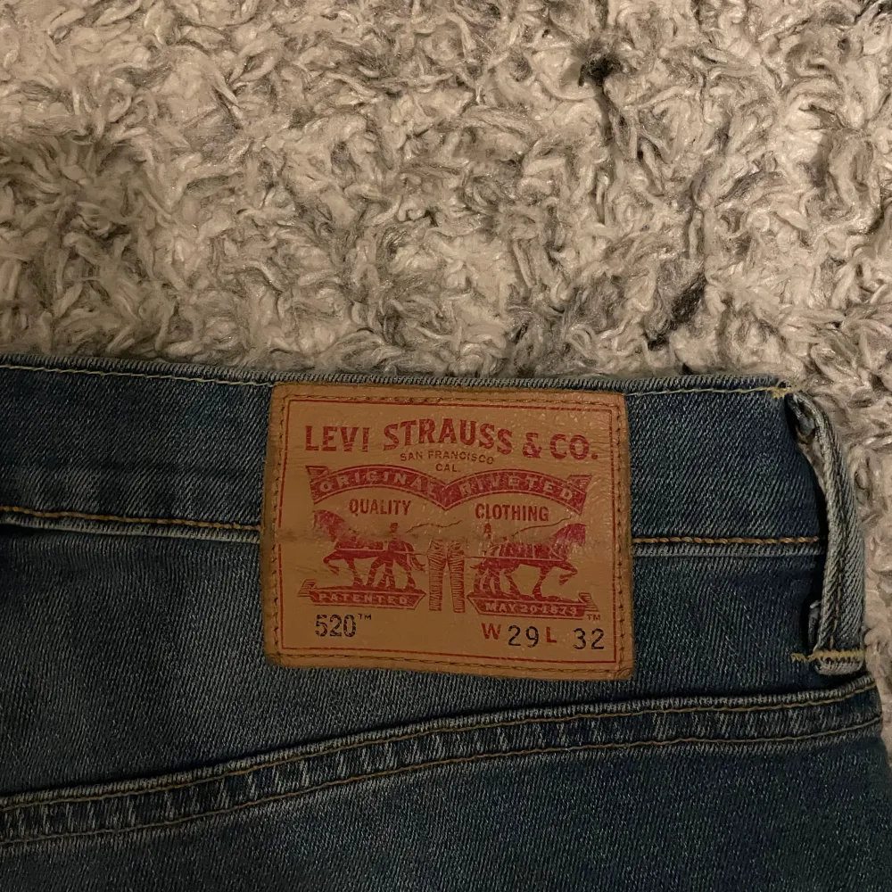   Levis jeans modell 520, säljer dessa jeans eftersom dem inte passar längre och har bara blivit använda ett par gånger. . Jeans & Byxor.