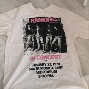 Ramones t-shirt bra skick kontakta mig om du är intresserad :) Storlek: S