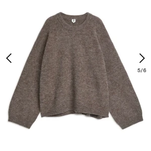 Arket tröja  - Alpacatröja från Arket i färgen ”Mullvadsgrå” storlek S. Använd 2 gånger (precis som ny) , nypris 990kr🤍